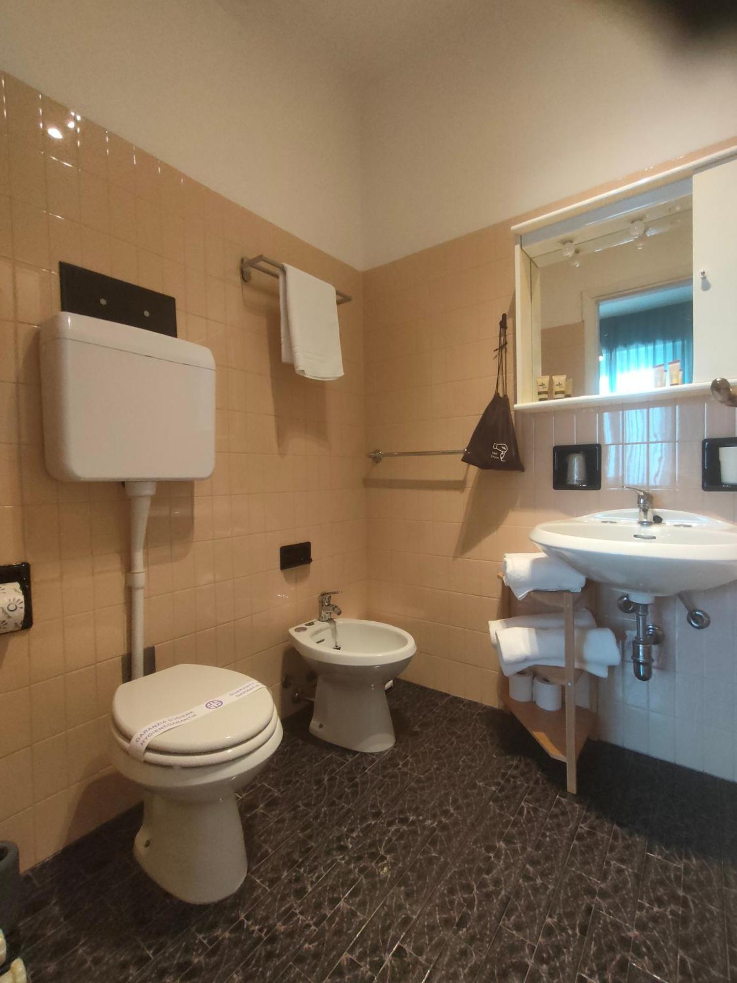 Albergo La Pescatrice Moniga del Garda Cameră foto